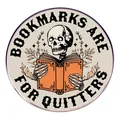 Pin's en émail avec squelette lisant et texte Bookmarks Are For Quitters - Squelette Lisant-Beige