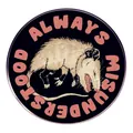Αστεία καρφίτσα με οπόσουμ και κείμενο Always Misunderstood σε μαύρο φόντο - Παρεξηγημένος Οπόσουμ