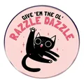 Cartoon-Anstecknadel mit schwarzer Katze und Spruch Give 'Em The Ol' Razzle Dazzle auf Rosa - Razzle Dazzle Stil