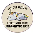 Spilla in smalto con unicorno e scritta I Just Need To Be Dramatic First in metallo - Stile Drammatico