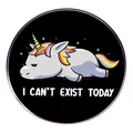 Spilla smaltata con unicorno arcobaleno e scritta I CAN'T EXIST TODAY su nero - Stile Non posso esistere oggi