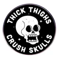 Emaille-Pin mit Totenkopf und Aufschrift Thick Thighs Crush Skulls in Schwarz-Weiß - Dicke Oberschenkel Drücken Auf Den Schädel