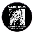 Broche Sarcasm Reaper negro con texto Sarcasm Just One Of The Many Services I Offer - Blanco y Negro (Sarcasmo de la Parca)