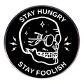 Stay Hungry Stay Foolish emaille speld met schedel en ronde bril op zwarte basis - Inspirerende Citaat Stijl (Stay Hungry Stay Foolish)