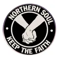 Spilla smaltata Northern Soul Keep The Faith con design a mani che si stringono - Stile Keep the Faith