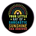 Spilla rotonda nera con arcobaleno e scritta Your Little Ray Of Sarcastic Sunshine colorata - Stile Sarcastic Sunshine
