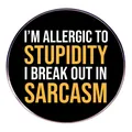 Broche redondo negro con frase sarcástica en inglés 'I'M ALLERGIC TO STUPIDITY' - Estilo de Frase Sarcástica