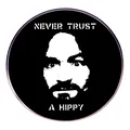 Badge rond en métal Never Trust a Hippy avec portrait stylisé en noir et blanc - Motif Portrait Noir et Blanc
