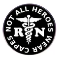 Medizinisches RN-Abzeichen mit Caduceus und Not All Heroes Wear Capes Schriftzug - Nicht alle Helden tragen Umhänge