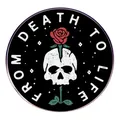 Spilla gotica tonda con teschio e rosa rossa con scritta From Death To Life - Dalla Morte Alla Vita