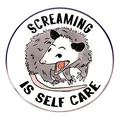Spilla rotonda in lega metallica con opossum cartoon Screaming Is Self Care - Gridare È Cura di Sé