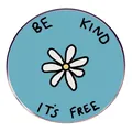 Pin's émaillé Be Kind It's Free avec marguerite blanche sur broche ronde bleue - Soyez Gentil C'est Gratuit (Bleu Ciel)