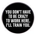 Spilla divertente You Don't Have To Be Crazy To Work Here distintivo nero e bianco - Slogan da Ufficio Divertente / Nero