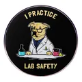Spilla rotonda smaltata con cane scienziato labrador e flaconi chimici colorati - Rispetto Le Norme Di Sicurezza In Laboratorio.