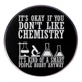Chemie Emaille Anstecknadel mit Mikroskop und Kolben auf schwarzem rundem Hintergrund - Schwarzer Textstil (Chemie ist ein Hobby)