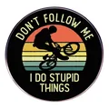 Runde Retro-Sonnenuntergang Brosche mit BMX-Silhouette und lustigen englischen Sprüchen - Retro BMX Sport Stil (I Do Stupid Things)