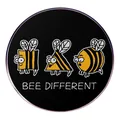 Spilla in metallo con api e scritta BEE DIFFERENT su finitura in smalto nero lucido - Stile Individuale Ape (BEE DIFFERENT)