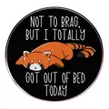 Pin de esmalte panda rojo divertido con cita Not To Brag But I Totally Got Out Of Bed - Cita Panda Rojo Levantarse (浣熊我今天要早起)