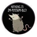 Spilla tonda in metallo con opossum cartone e scritta Nothing Is Im-Possum-Ble su nero - Nulla È Impossibile Per Gli Opossum