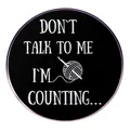 Lustige Strick-Emaille-Anstecknadel mit Spruch 'DON'T TALK TO ME' auf schwarzem Badge - Weiter Stricken Stil