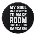 Pin redondo negro con frase My Soul Was Removed To Make Room For All This Sarcasm en blanco - Estilo de Cita Hacer Espacio para el Sarcasmo