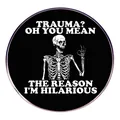 Spilla rotonda umoristica con grafica scheletro e divertente citazione trauma su sfondo nero - Citazione Humor Scheletro (Motivo Divertente)