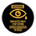 Humorvoller Ansteckpin Warning Stop Crying, runder Metall-Anstecker mit gelbem Icon - Hör auf zu weinen, bevor du zur Arbeit zurückkehrst