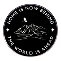 Broche redondo de esmalte con montañas y dragón y frase Home is behind world ahead - Estilo de Cita en Blanco y Negro
