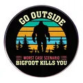 Pin de Bigfoot retro con texto humorístico Go Outside sobre fondo de sol poniente - Estilo Bigfoot Humorístico