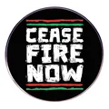 Cease Fire Now Metall-Anstecker mit weißem Text und rot-grünen Streifen auf schwarzem Grund - Cease Fire Now Stil
