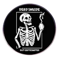Spilla in smalto con scheletro di caffè e scritta Dead Inside But Caffeinated - Morire Di Caffeina