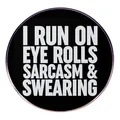 Runder schwarzer Emaille-Pin mit Text I RUN ON EYE ROLLS SARCASM & SWEARING - Sarkastischer Slogan (I Run On Eye Rolls)