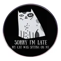 Spilla gatto divertente con testo 'Sorry I'm Late' su sfondo nero in metallo - Gatto cartone animato divertente