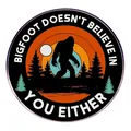 Pin retro Bigfoot I Don't Believe in You Either con diseño de bosque y atardecer - Patrón Humor Bigfoot