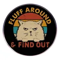 Pin de gato retro con texto Fluff Around and Find Out sobre fondo de puesta de sol circular - Gato Gruñón (Gato Encontrado)
