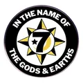 Spilla rotonda in metallo con slogan In the Name of the Gods and Earths e numero 7 - Stile Gods And Earths