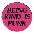 Rosa runder Emaille-Pin mit schwarzem Being Kind Is Punk Text und Metalleinfassung - Rosa - Freundlich Bleiben