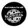 Spilla tonda nera con design a palla stroboscopica e scritta 'best believe i'm still BEJEWELED' - Stile Bianco e Nero (Bejeweled)