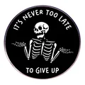 Badge épinglette tête de mort avec texte It's Never Too Late To Give Up - Il n'est jamais trop tard pour abandonner