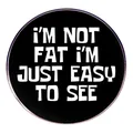 Spilla rotonda divertente nera e bianca con slogan I'm Not Fat I'm Just Easy To See - Non sono grasso sono solo facile da vedere