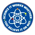 Spilla rotonda in smalto a tema scientifico con motivo atomico e citazione - Blu Scuro (Tema Scienza)