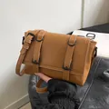 Minimalistische bruine leren crossbodytas met vintage gespen en metalen ringen - Bruin