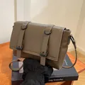 Minimalistische vierkante crossbodytas in kaki PU-leer met stijlvol bandjesontwerp - Grijs