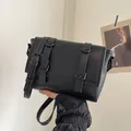 Minimalistische zwarte matlederen postbode tas met klep en parallelle gespen - Zwart