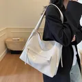 Borsa tote bianca minimalista in ecopelle testurizzata con tasca frontale a zip - Bianco Sporco