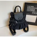 Dettaglio dello zaino in nylon con trama a pieghe e mini portamonete rotondo nero - Taglia unica / Nero