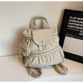 Dettaglio dello zaino in nylon beige a pieghe con patta e mini astuccio coordinato - Taglia unica / Cachi