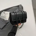 Borsa a tracolla in pelle nera con cuciture a contrasto bianche e fibbia in metallo - Nero