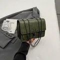Borsa a tracolla verde scuro con trama in pelle vintage e catena in metallo - Verde