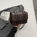 Borsa a tracolla retrò marrone scuro con tracolla a catena e cuciture bianche - Marrone